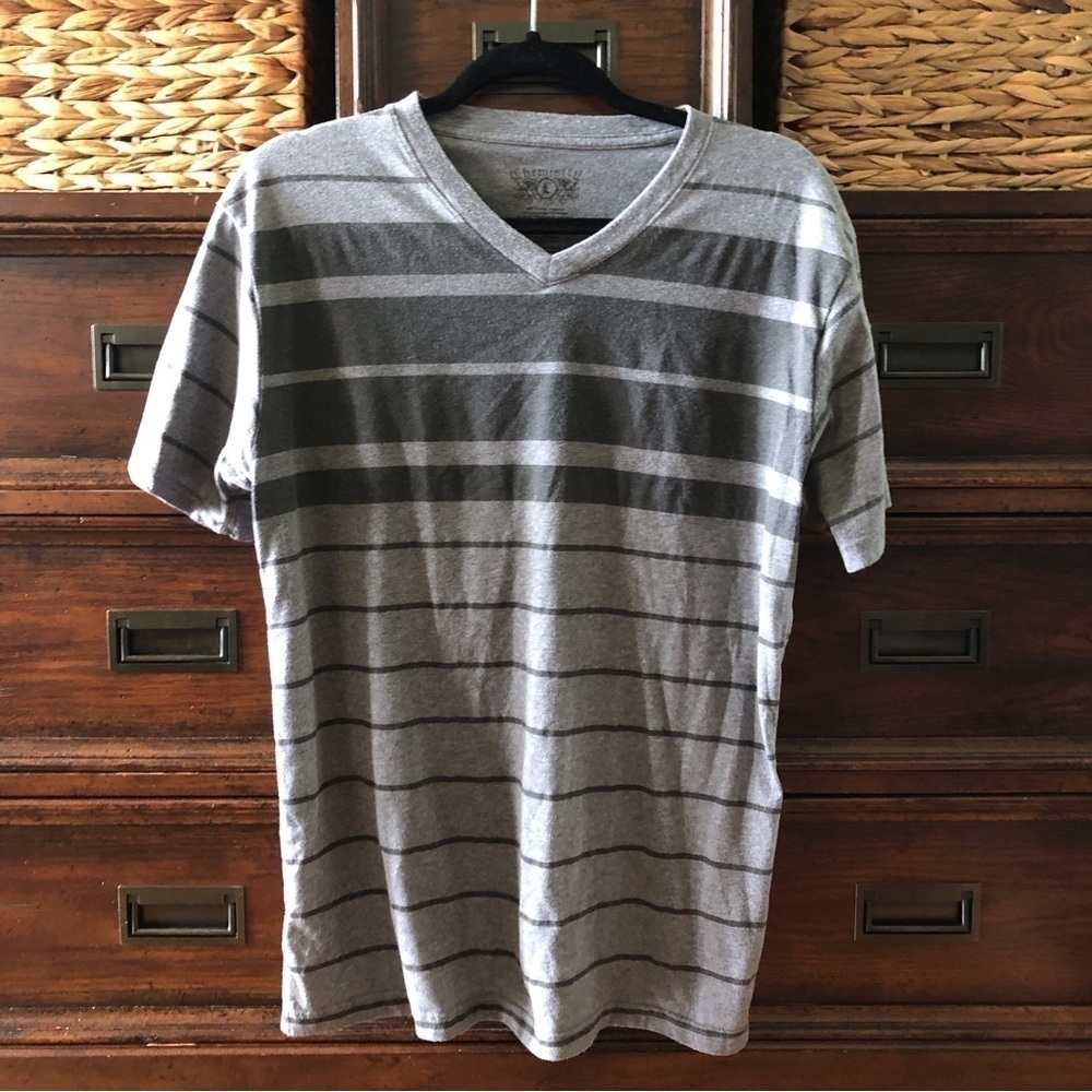 Chemistry gray striped v neck short sleeve tee in size L